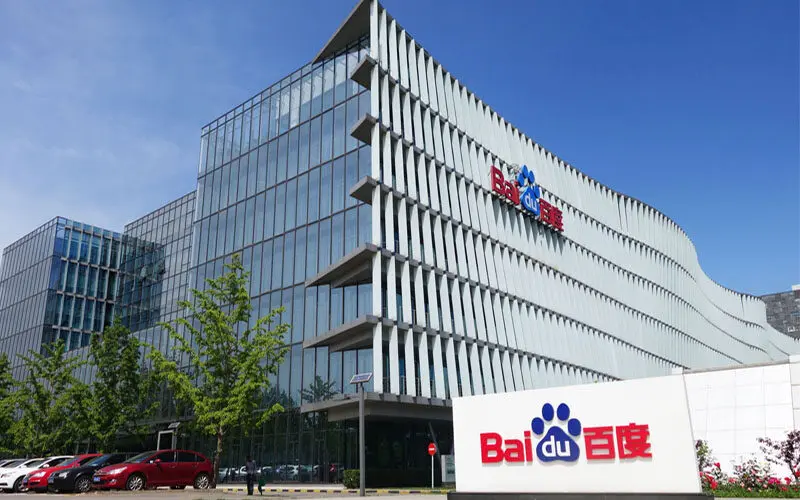Dunia teknologi dihampiri kabar menarik di mana Baidu kembangkan AI yang konon dapat mengubah bagaimana kita berinteraksi dengan hewan peliharaan. Di mana suara misterius dari kucing, anjing, dan hewan lainnya diterjemahkan ke dalam bahasa manusia. Penasaran bagaimana cara kerja dan seberapa jauh perkembangannya? Baidu Kembangkan AI Khusus untuk Terjemahkan Bahasa Hewan Pemilik mesin pencari terbesar di China baru-baru ini ajukan paten yang cukup menarik perhatian. Bagaimana tidak, Baidu kembangkan AI yang mampu mengubah suara hewan menjadi bahasa yang bisa kita pahami. Langkah ini dinilai sebagai upaya terbaru membantu dunia sains yang sudah lama penasaran bagaimana caranya berkomunikasi dengan hewan. Lalui dokumen patennya, Baidu menjelaskan bahwa sistem ini nantinya akan mengumpulkan berbagai data dari hewan, mulai dari suara, pola perilaku, sampai faktor lainnya. Semua data ini akan diolah dan digabungkan sebelum dianalisis oleh AI yang akan mengidentifikasi emosi dari seekor hewan. Setelah emosi hewan teridentifikasi, AI tersebut akan memetakannya ke dalam makna-makna semantik. Selanjutnya, makna tersebut akan diterjemahkan ke dalam bahasa yang bisa kita mengerti. Bayangin aja, nantinya kita bisa beneran memahami apa yang dirasakan dan ingin disampaikan oleh hewan peliharaan kita, brott! Langkah berani Baidu kembangkan AI ini menekankan bahwa sebuah teknologi mampu memudahkan proses komunikasi emosional dan pemahaman yang lebih dalam antara manusia dan hewan. Selain itu, teknologi ini diharapkan akan memudahkan komunikasi antara manusia dengan hewan yang lebih akurat dan efisien. Meskipun banyak yang antusias, pihak Baidu masih belum dapat memastikan kapan paten ini bisa disulap menjadi produk nyata mengingat teknologi ini masih di tahap penelitian. Sebenarnya, Baidu bukan satu-satunya yang tertarik dengan ide unik ini. Selain China, juga terdapat beberapa proyek penelitian serupa yang berusaha mengurai bahasa hewan dengan bantuan AI. Menurut kalian, apakah implementasi teknologi ini bakal mendapat sorotan publik nantinya?