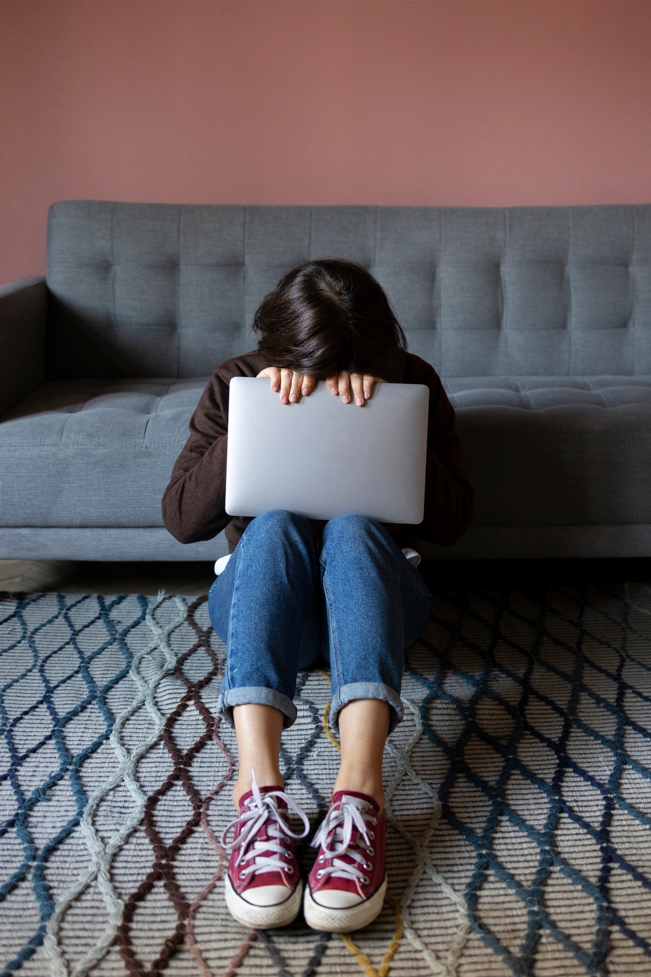 Tanda Anak Di-Bully Online yang Sering Terlewatkan Orang Tua