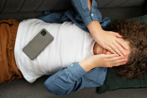 Tanda Anak Di-Bully Online yang Sering Terlewatkan Orang Tua