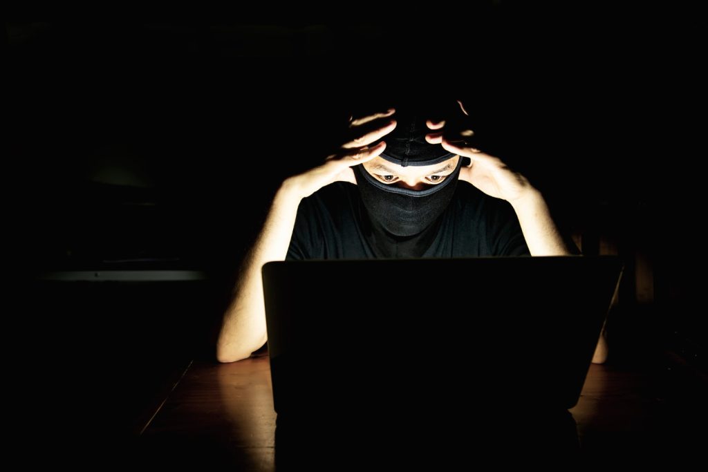 Peretasan Manusia dan penipuan Online