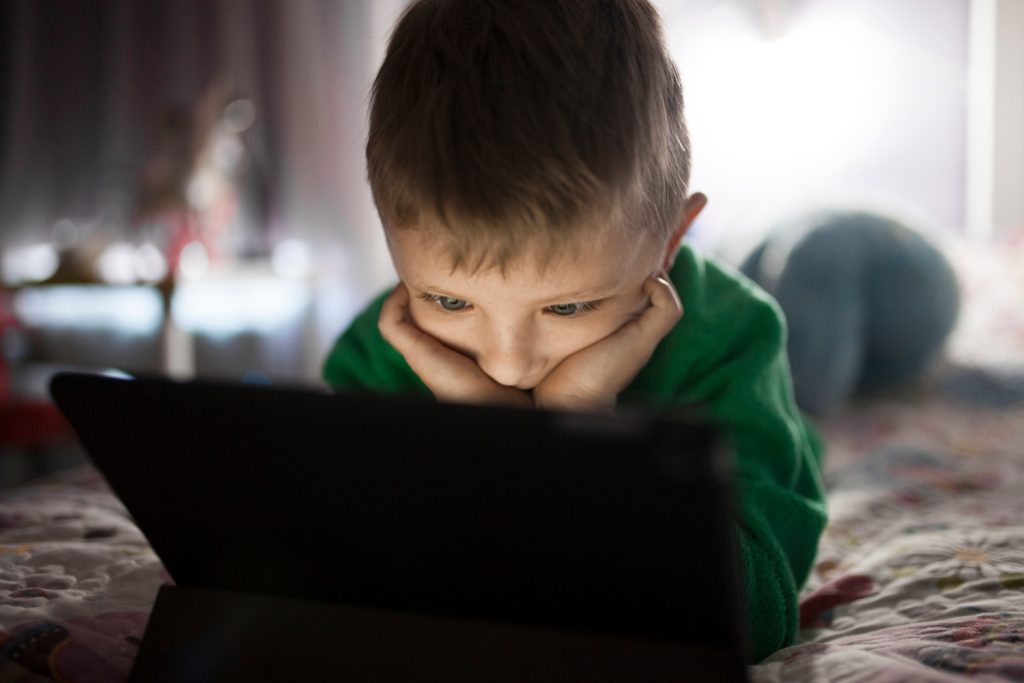 Mata-mata Digital mengintai Anak-anak